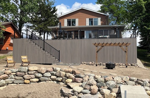 Aberdeen House | Lakefront property on the shore of Richmond Lake. Always in season. Always fun.