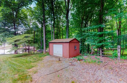 Blue Water House | Lakefront retreat w/private dock, fast WiFi, gas grill & central AC, dogs
