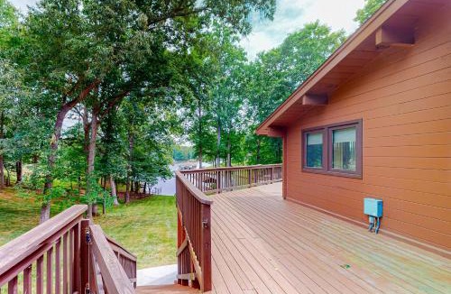 Blue Water House | Lakefront retreat w/private dock, fast WiFi, gas grill & central AC, dogs