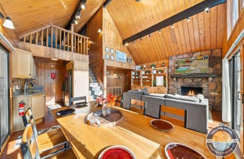 Twin Lakes House | Lakefront Retreat with Dock BBQ and Lake Access
