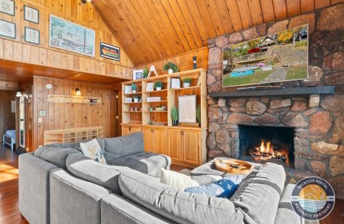 Twin Lakes House | Lakefront Retreat with Dock BBQ and Lake Access