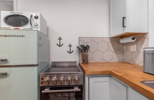 Crane Hill Cottage | Lakefront — Walk to Water — Fire Pit — WiFi — Grill