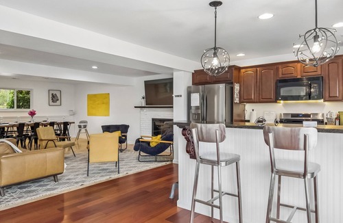 Marlton House | Lakehouse with Gorgeous View Family Friendly!