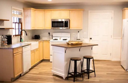 Cartersville House | LakePoint Retreat- pool open May-September View calendar