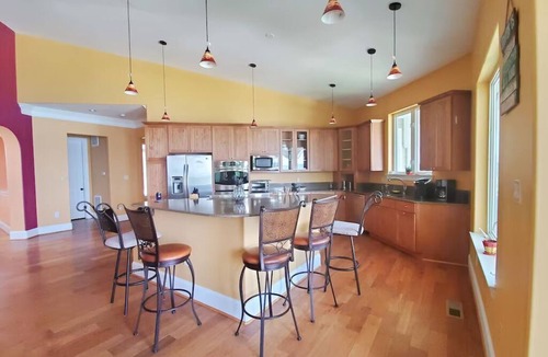 Mineral House | Lakeshore Blessing Lake Anna Waterfront -Private Dock & Volleyball