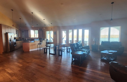Mineral House | Lakeshore Blessing Lake Anna Waterfront -Private Dock & Volleyball