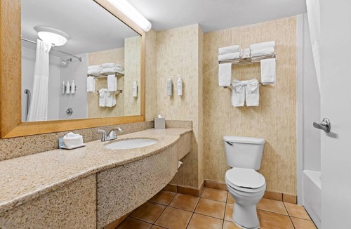 Guntersville Hotel | Lakeside Charm – 4 Comfortable Rooms w/Free Breakfast + Outdoor Activities