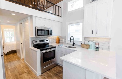 Lincoln House | Lakeside Chic: Stylish Family Tiny Home Retreat #3n