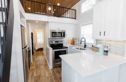 Lincoln House | Lakeside Chic: Stylish Family Tiny Home Retreat #3n