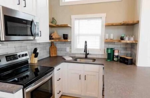 Lincoln Apartment | Lakeside Elegance: Cozy Tiny Home Retreat for Two #2