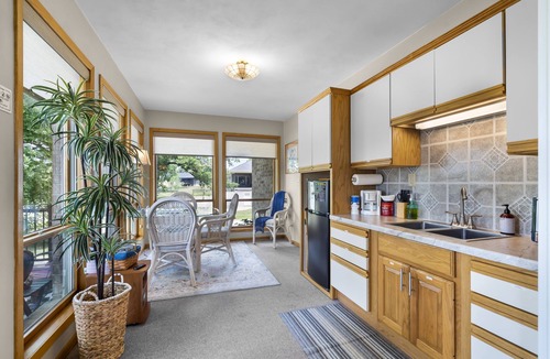 Langworthy House | Lakeview Living - SUNROOM SUITE - Vacation Rental