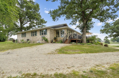 Langworthy House | Lakeview Living - SUNROOM SUITE - Vacation Rental