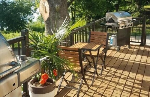 Langworthy House | Lakeview Living - SUNROOM SUITE - Vacation Rental