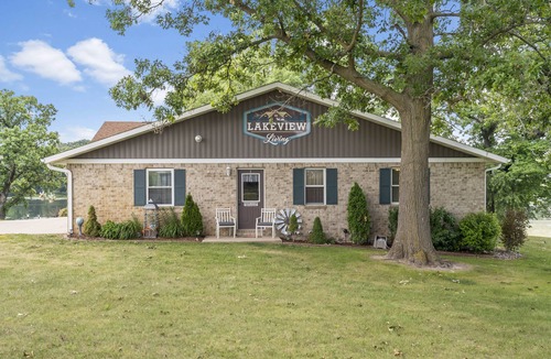 Langworthy House | Lakeview Living - SUNROOM SUITE - Vacation Rental