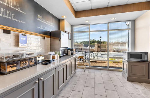 Guntersville Hotel | Lakeview Retreat with Free Breakfast & Parking, Near Hiking, Local Dining