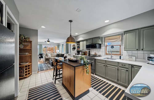 Twin Lakes House | Lakeview Terrace | Sauna |Screened-in Porch|Firepit|10 mins to Wilmot Ski