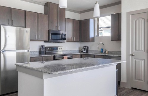 Manor Apartment | Landing | Amazing 2BD, Courtyard, Gym