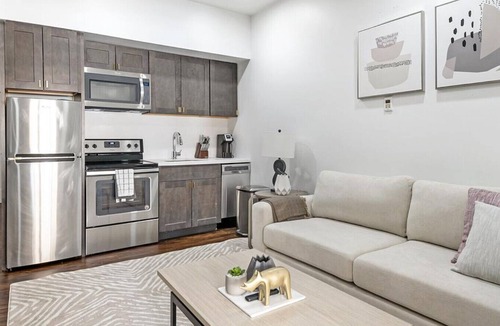 Mount Vernon Apartment | Landing at 824 N Calvert St - 1 Bedroom in Mount Vernon
