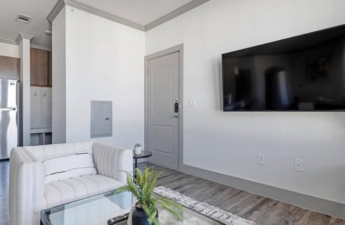 Manor Apartment | Landing | Beautiful 1BD, Courtyard, Gym