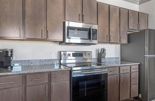 Manor Apartment | Landing | Beautiful 1BD, Courtyard, Gym