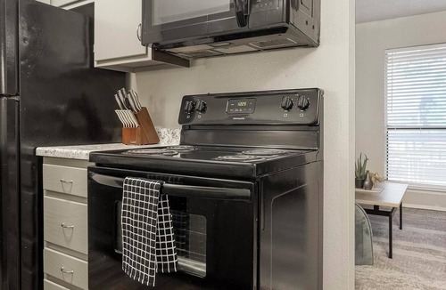 South Tulsa Apartment | Landing | Beautiful 1BD, Pool, Clubhouse