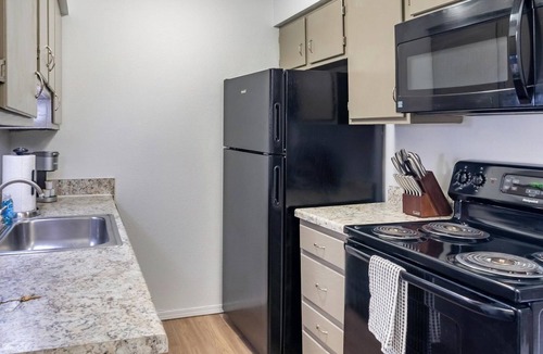 South Tulsa Apartment | Landing | Chic 2BD, Gym, Pool