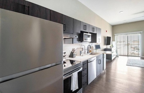 Springfield Apartment | Landing | Chic Studio, Pool, Gym
