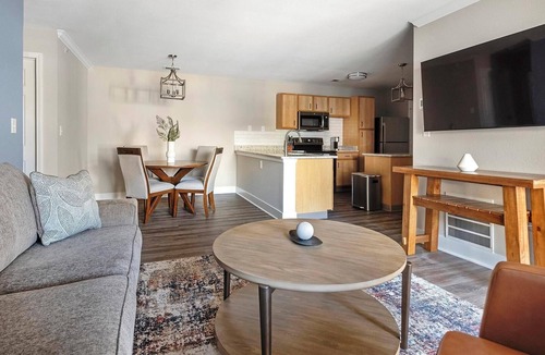 Eureka Apartment | Landing | Incredible 2BD, Gym, Pool