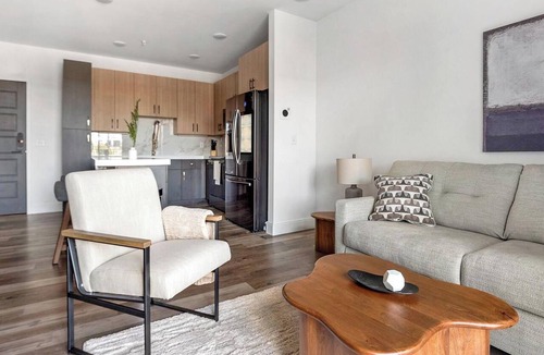 DeBaliviere Place Apartment | Landing | Modern 1BD, Gym, Yoga Studio
