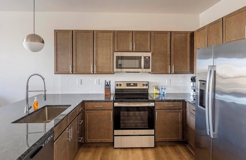 Madison Apartment | Landing | Modern 1BD, Pool, Gym