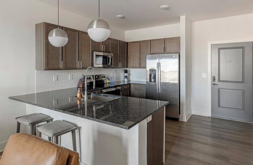 Madison Apartment | Landing | Modern 1BD, Pool, Gym