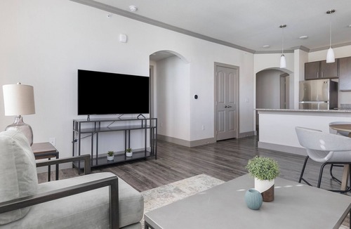 Manor Apartment | Landing Shadow Glen