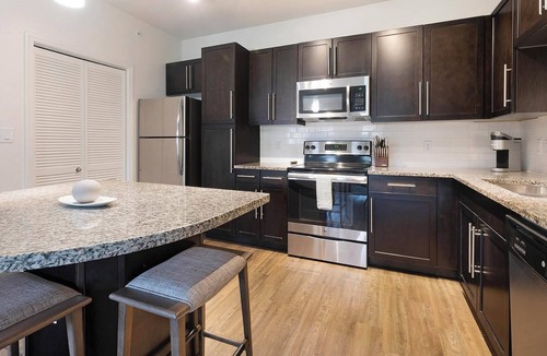 McNeil Apartment | Landing | Stunning 1BD, Yoga Studio, Gym
