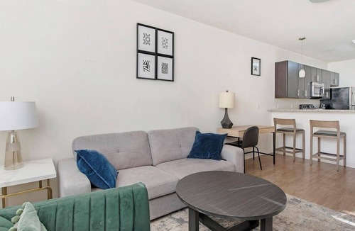 Richmond Apartment | Landing | Stunning 2BD, Gym