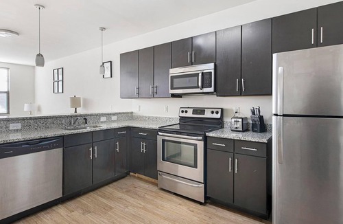 Richmond Apartment | Landing | Stunning 2BD, Gym