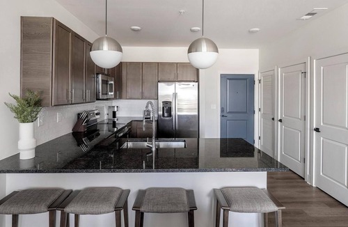 Madison Apartment | Landing | Stunning 2BD, Gym, Clubhouse