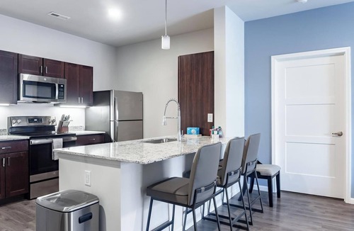 Greenwich Apartment | Landing | Stunning 2BD, Pool, Courtyard