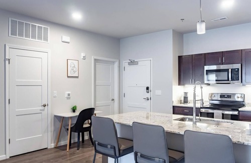 Greenwich Apartment | Landing | Stunning 2BD, Pool, Courtyard