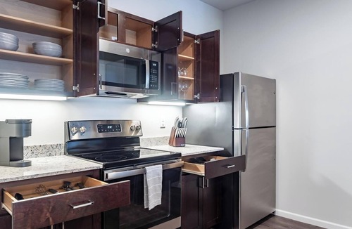 Greenwich Apartment | Landing | Stunning 2BD, Pool, Courtyard
