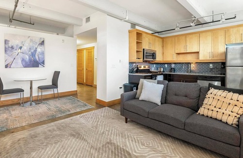 Petersburg Apartment | Landing | Stunning 2BD, Pool, Gym
