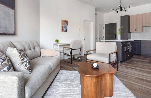 DeBaliviere Place Apartment | Landing | Stunning 2BD, Yoga Studio, Gym