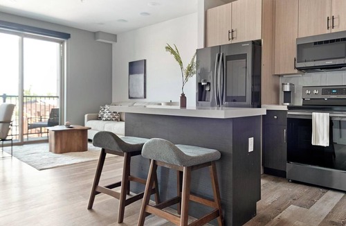 DeBaliviere Place Apartment | Landing | Stylish 1BD, Yoga Studio, Gym