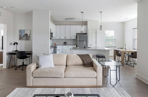 Athens Apartment | Landing | Stylish 3BD, Gym, Pool