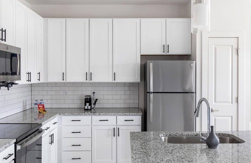 Athens Apartment | Landing | Stylish 3BD, Gym, Pool