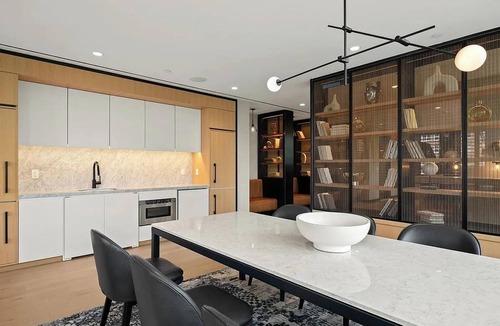 Bath Beach Apartment | Landing | Stylish Studio in Bath Beach