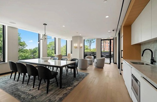 Bath Beach Apartment | Landing | Stylish Studio in Bath Beach