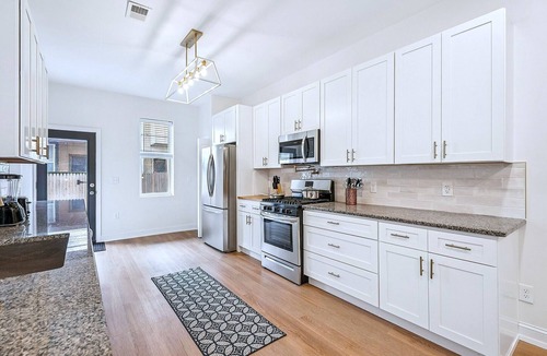 Whitman House | Large 3BR Good for Crews or Groups ~1mi to Stadiums~ Flex Space ~ Near Groceries