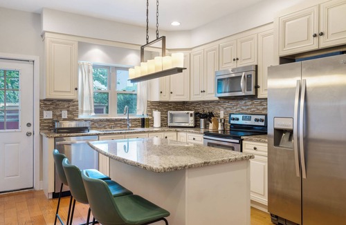 Point Breeze House | Large 4 Bedroom Home/Rooftop Patio with City Views/Gym