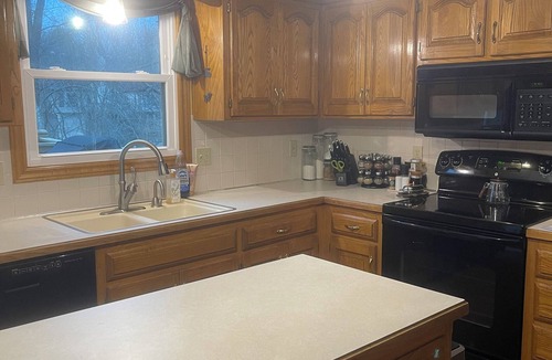 Olathe House | large 4 bedroom home, sleeps 10, big kitchen & living rm, great deck, large yard
