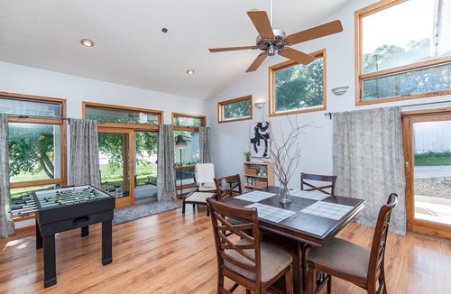 Rochester House | Large 4 Queen beds, 2 Full Bathrooms with Rec room near Mayo Clinic